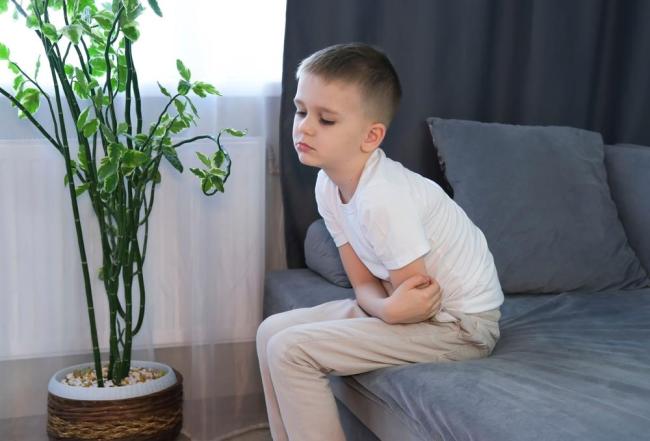 Trẻ đi ngoài ra máu: Nguyên nhân và cách chăm sóc đúng chuẩn