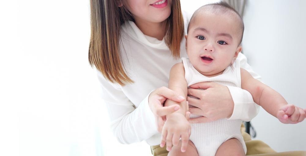 Trẻ sơ sinh không đi ngoài lâu ngày có sao không? Cẩm nang xử trí an toàn cho mẹ