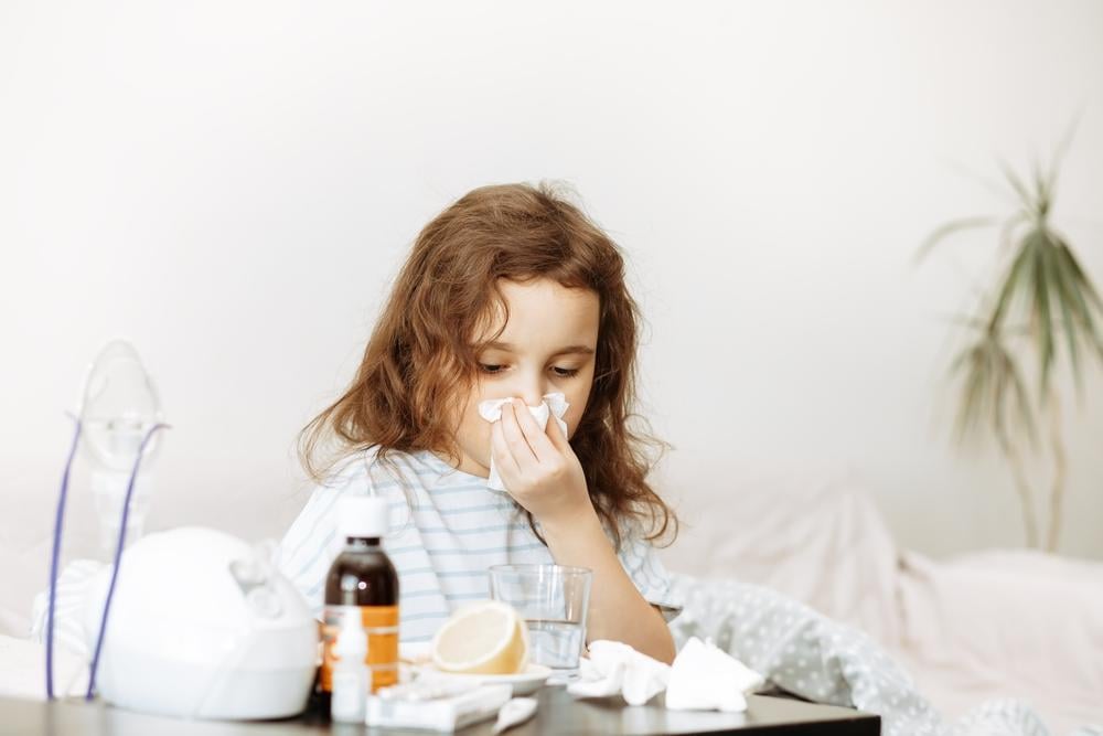 Bé bị viêm phế quản mãi không khỏi, ho kéo dài và cần được chăm sóc đúng cách tại nhà.