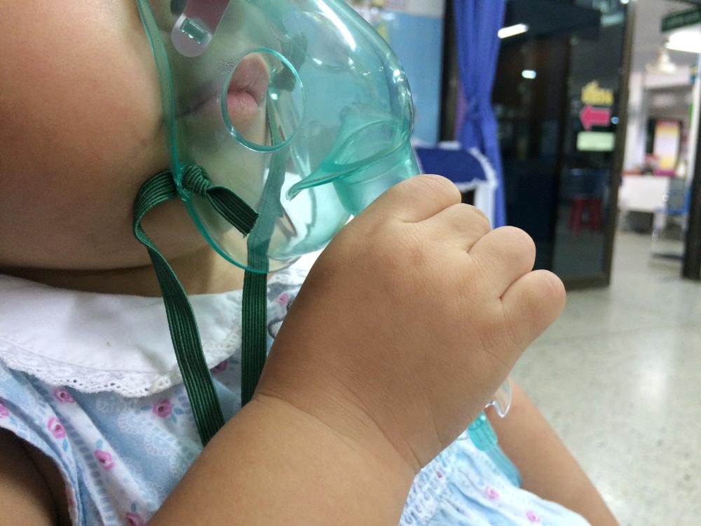 Bé bị viêm phế quản mãi không khỏi, ho kéo dài và cần được chăm sóc đúng cách tại nhà.