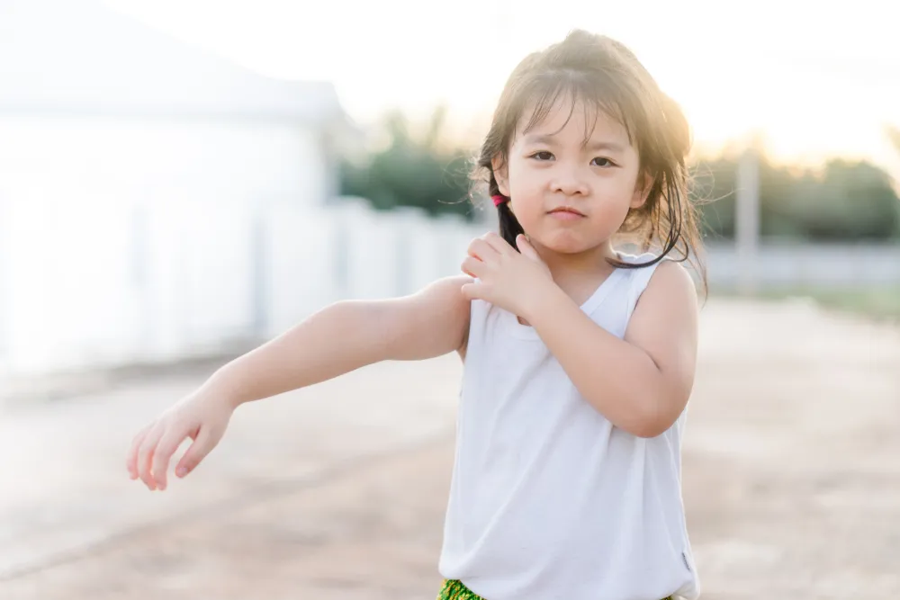 trẻ bị nổi mẩn đỏ trên da 