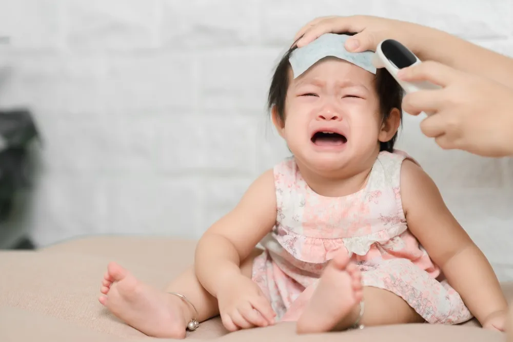 kiểm tra nhiệt độ khi bé bị sốt