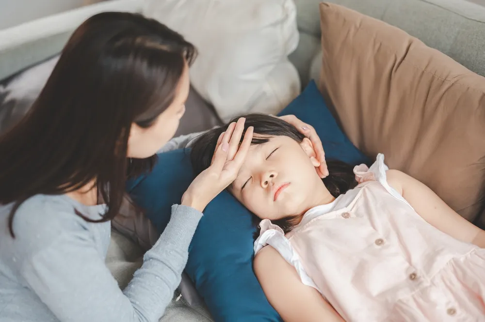 Dấu hiệu bệnh do não mô cầu: Có nên chờ tử ban xuất hiện mới đi khám?