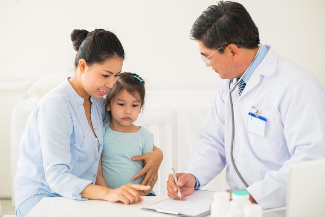 5 câu hỏi phổ biến nhất của mẹ về tình trạng nóng trong ở trẻ và chuyên gia giải đáp dựa trên bằng chứng khoa học