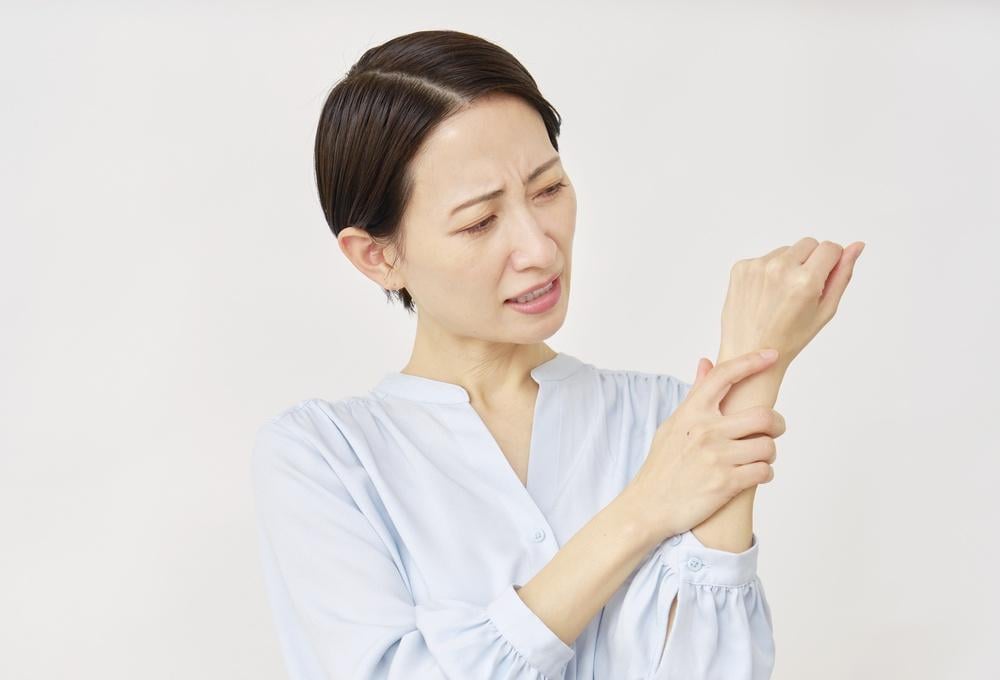 Tê tay khi ngủ: Nguyên nhân và dấu hiệu cần đi khám